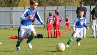 开云体育-篮球运动员专项技能与体能协同训练方法探讨，篮球技术与体能训练