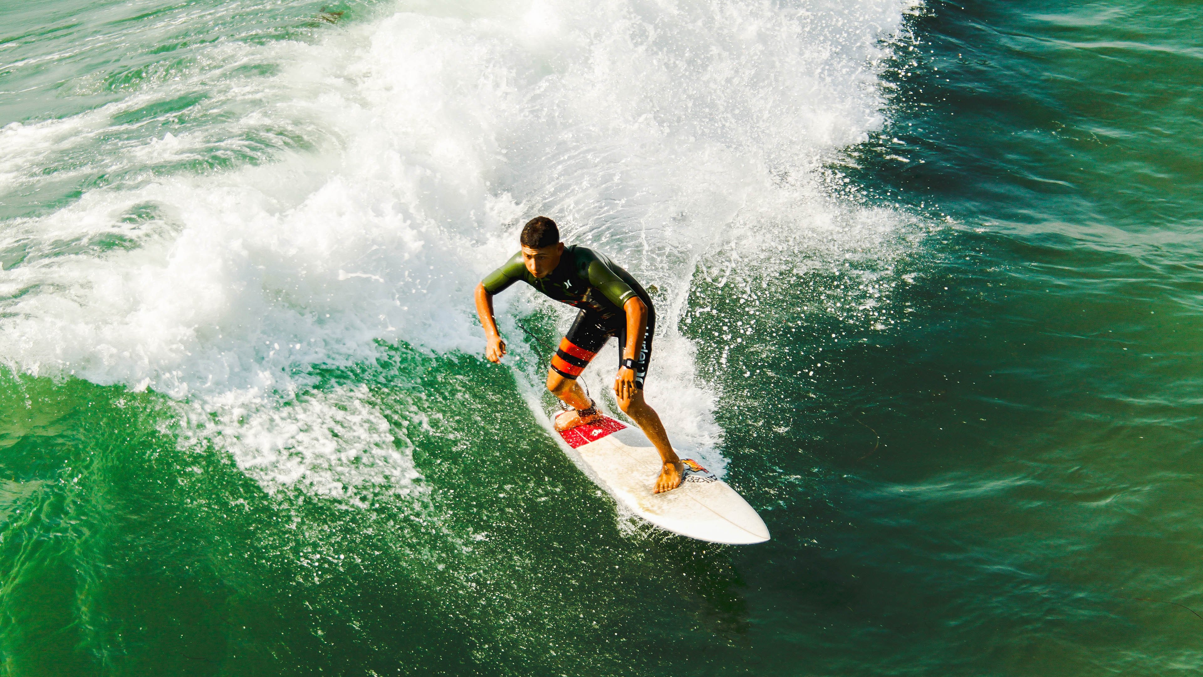 欧冠激情时刻,球迷的呐喊震天动地,欧冠名场面