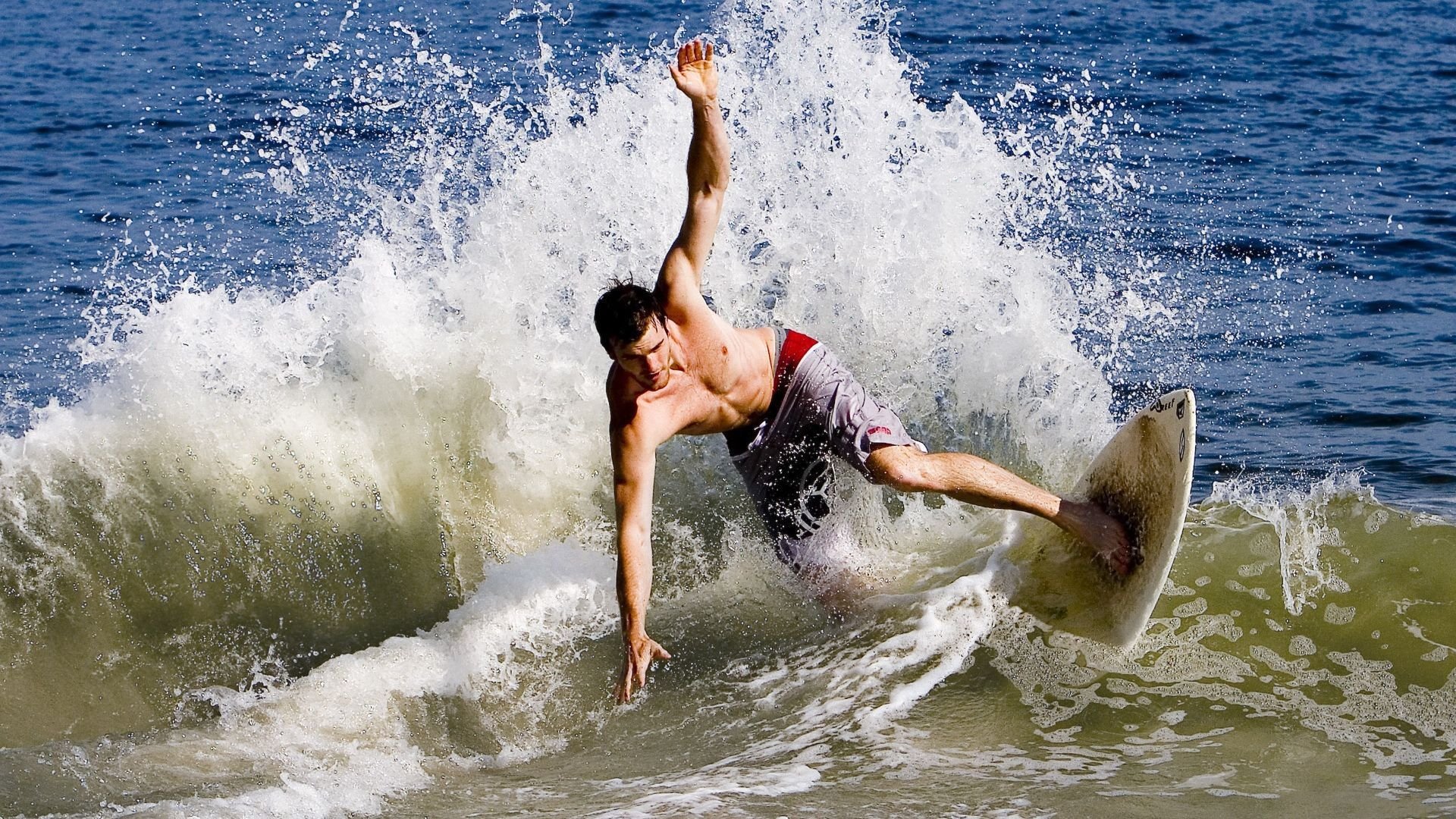 “沙滩赛场再度开战,手球与合球带来极限对抗”